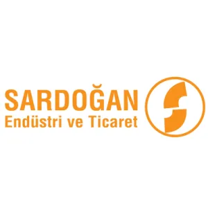Üstte Turuncu renkle Sardoğan hemen altında Endüstri ve Ticaret yazıyor. Metnin sağ tarafında tam daire içinde firmanın ürettiği 90 derecelik 2 adet patent dirsekle S harfi yapılmış. imalatını yaptıkları ürünle Sardoğanın ilk harfini yapmışlar S.