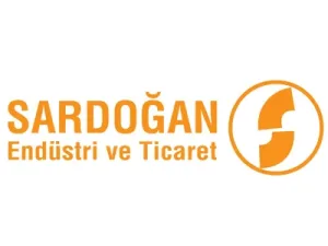 Üstte Turuncu renkle Sardoğan hemen altında Endüstri ve Ticaret yazıyor. Metnin sağ tarafında tam daire içinde firmanın ürettiği 90 derecelik 2 adet patent dirsekle S harfi yapılmış. imalatını yaptıkları ürünle Sardoğanın ilk harfini yapmışlar S.