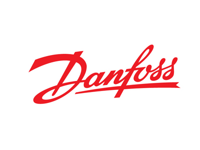 Danfoss'un marka kimliğini yansıtan kırmızı renkli arka plan üzerinde beyaz ve stilize edilmiş 'Danfoss' yazısını içeren resmi logosu.